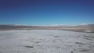 蓝天白云雪山盐湖视频的预览图